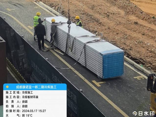 圖為正在吊裝庫板進場