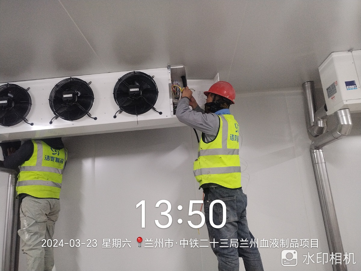 圖為浩爽工人正在安裝冷風機