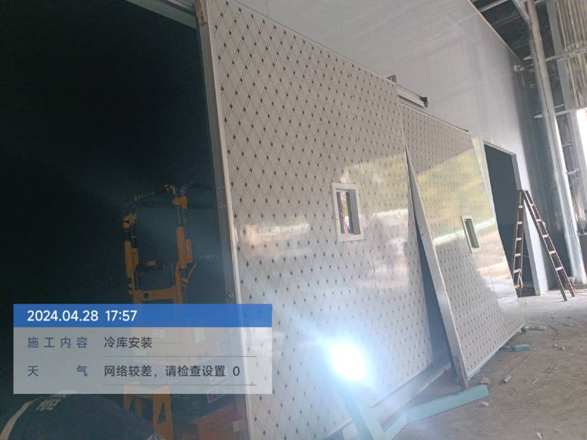 圖為浩爽人工正在安裝庫門