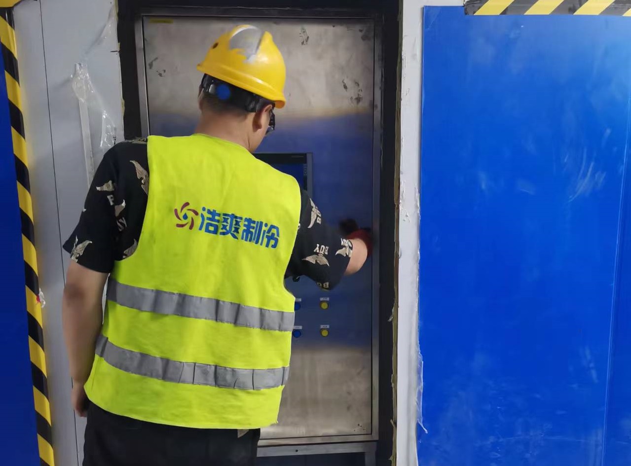 圖為浩爽工人正在調試電制箱