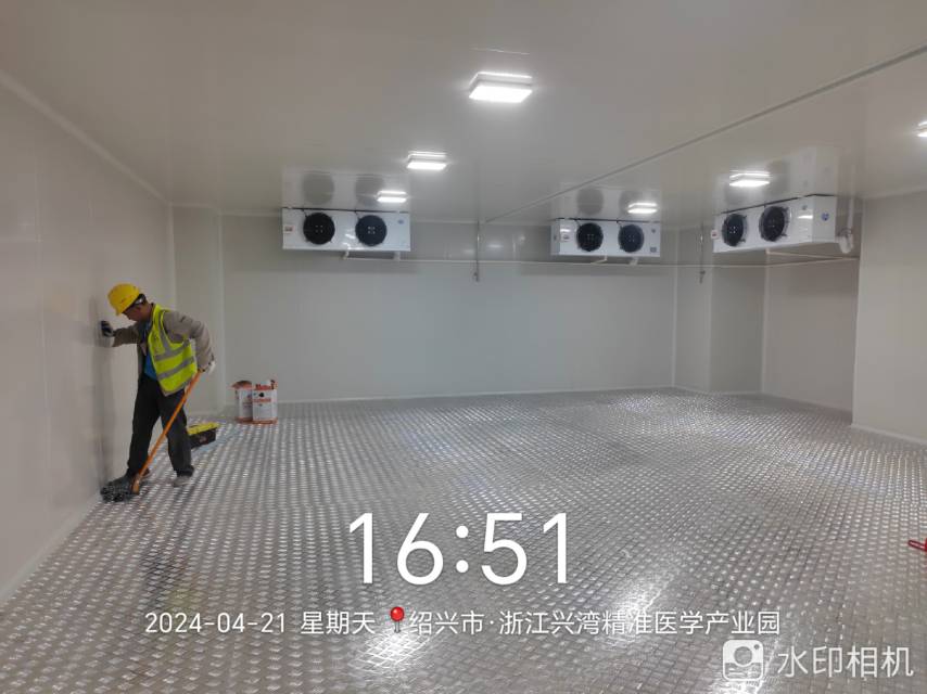 圖為浩爽工人正在庫內做清潔
