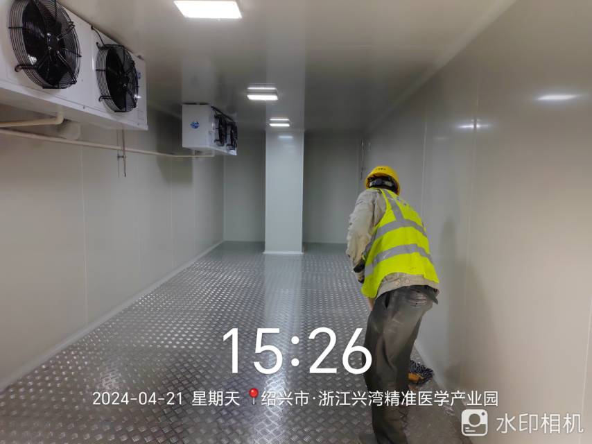 圖為浩爽工人正在庫內做清潔
